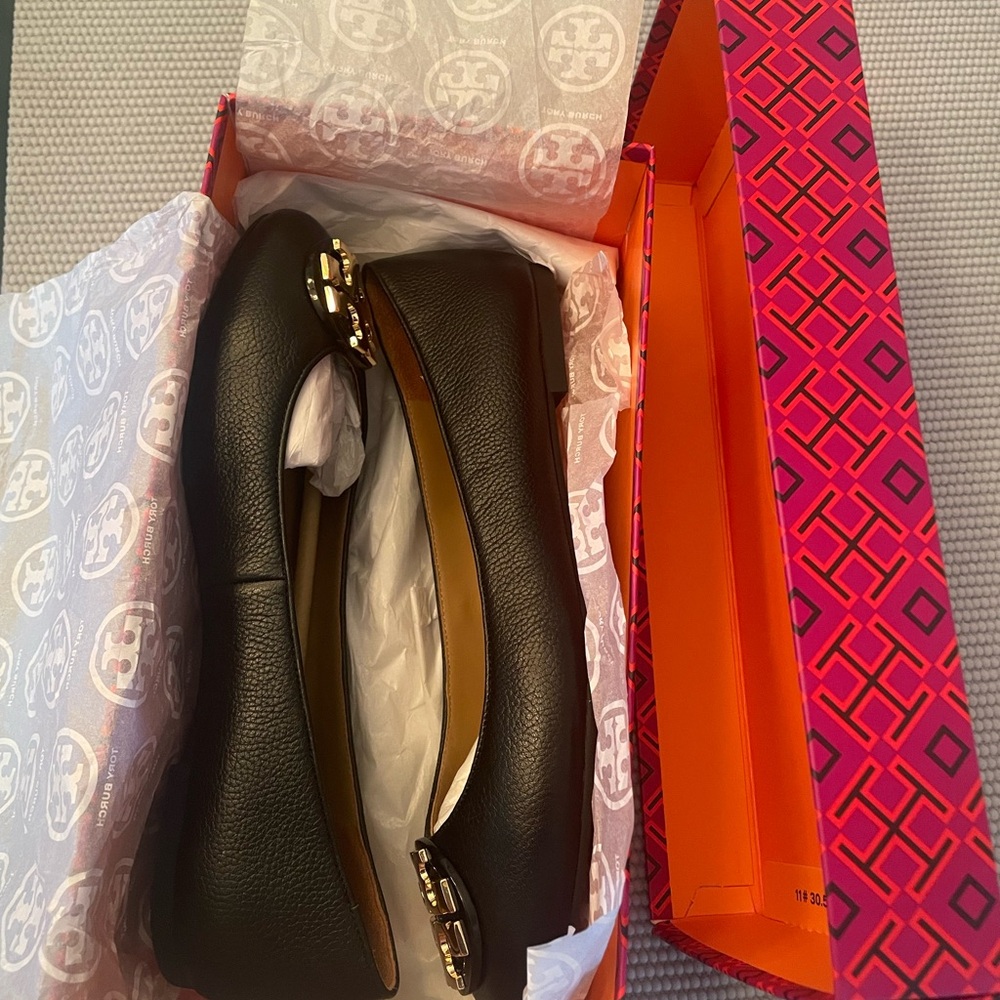 Tory Burch Black Leather Loafers with Gold Logo - Picture 2 of 3